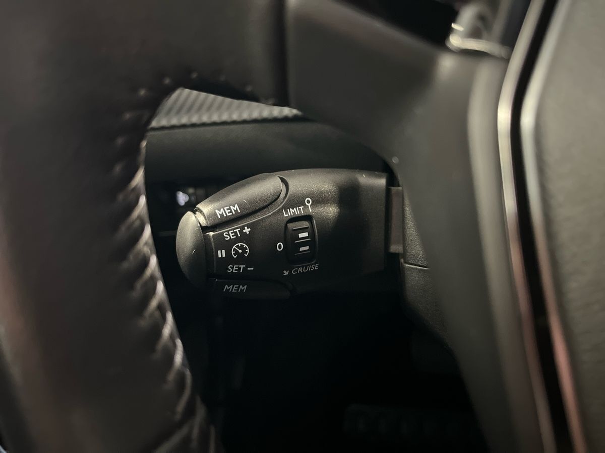 Grå Peugeot e-208 fra 2022