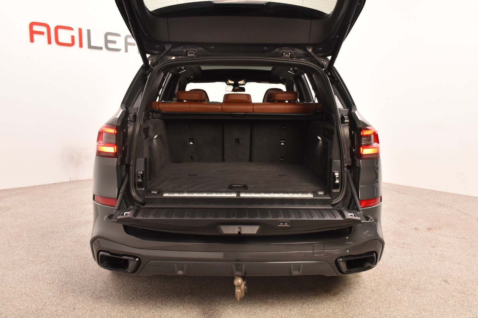 Grå BMW X5 fra 2022