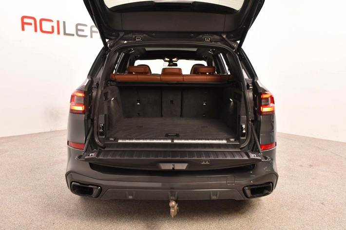 Grå BMW X5 fra 2022