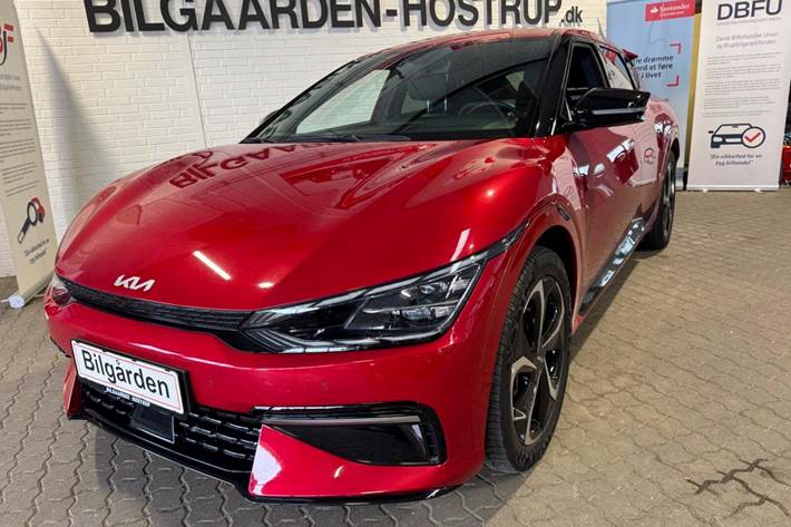 Rød Kia EV6 fra 2024 set udefra