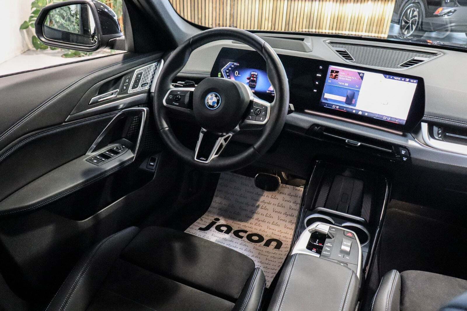 Sort BMW iX1 fra 2025