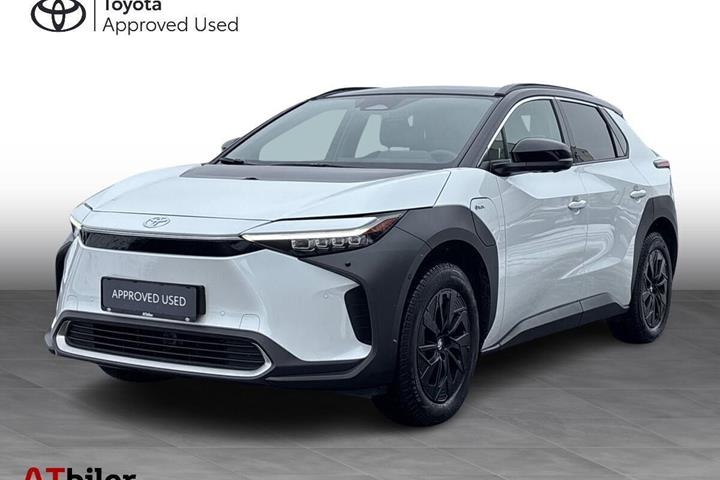 Hvid Toyota BZ4X fra 2025 set udefra