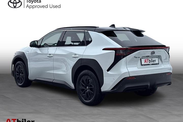 Hvid Toyota BZ4X fra 2025 set udefra