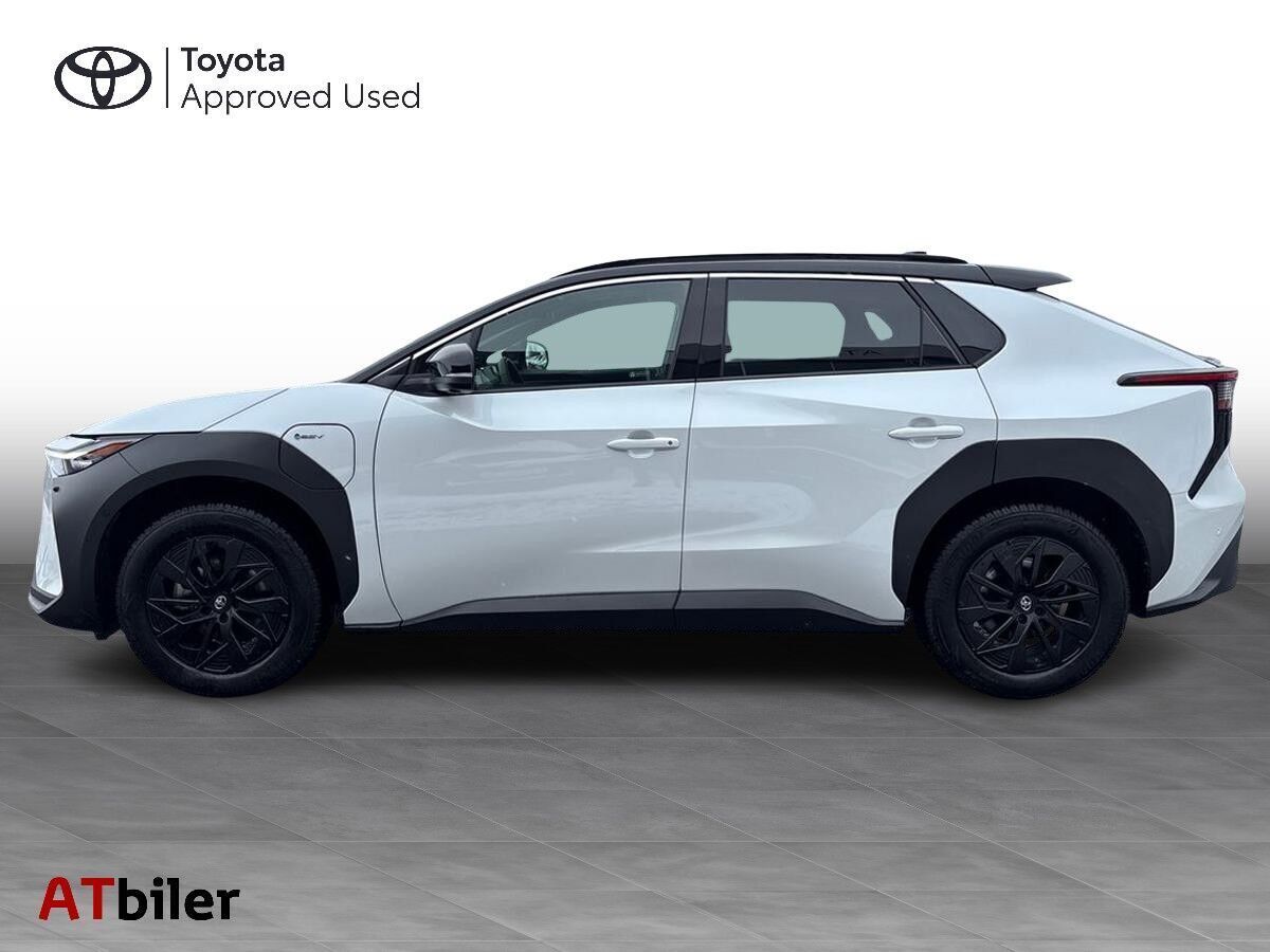 Hvid Toyota BZ4X fra 2025 set udefra