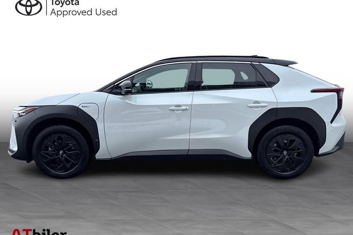 Hvid Toyota BZ4X fra 2025 set udefra