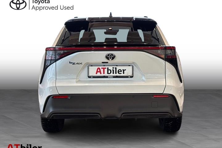 Hvid Toyota BZ4X fra 2025 set udefra
