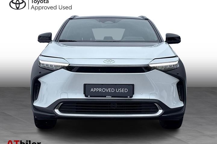Hvid Toyota BZ4X fra 2025 set udefra