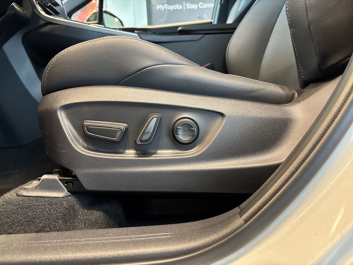 Hvid Toyota bZ4X SUV fra 2025