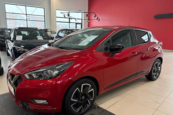 Rød Nissan Micra fra 2022 set udefra