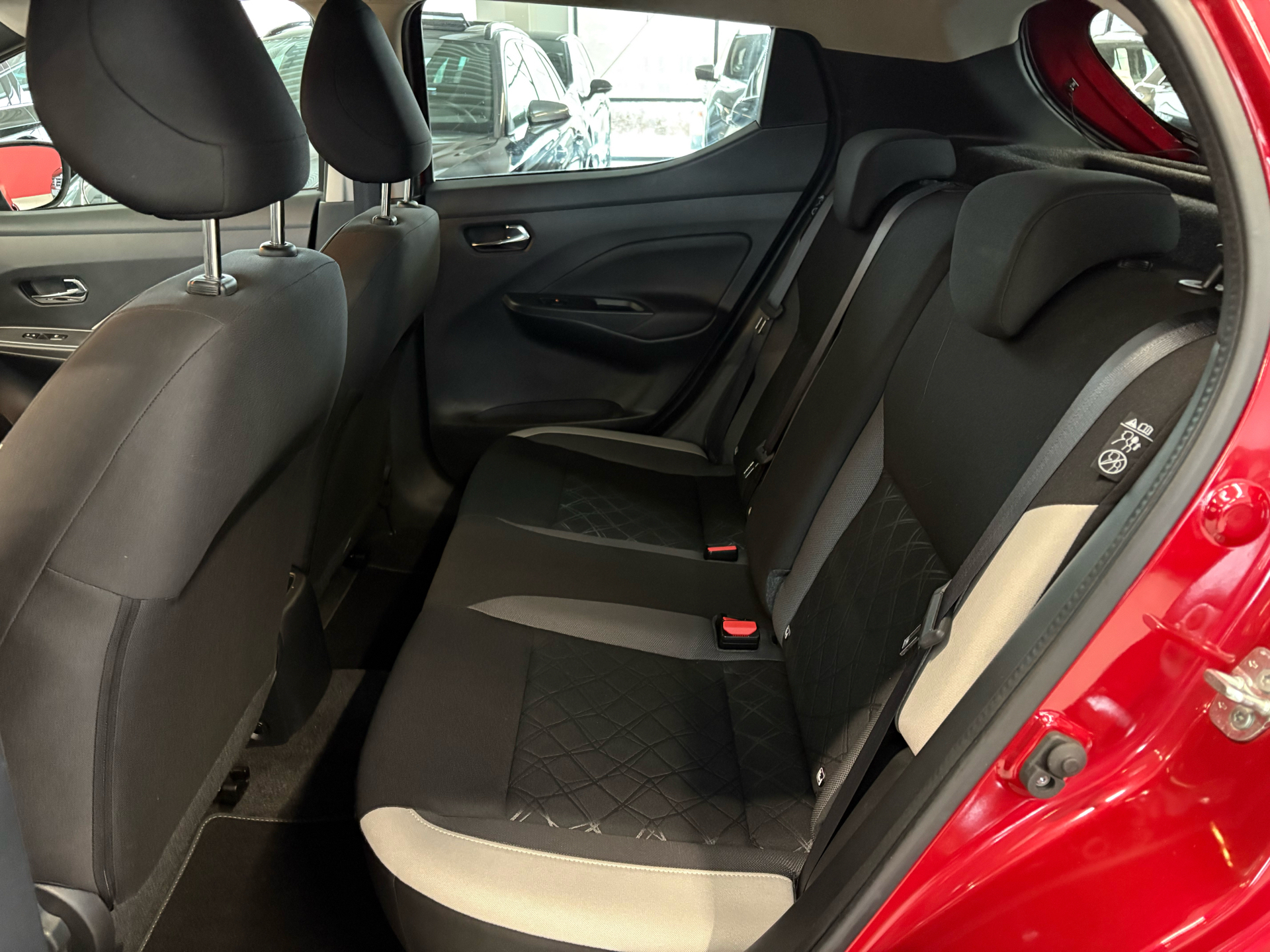 Rød Nissan Micra fra 2022