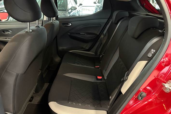 Rød Nissan Micra fra 2022