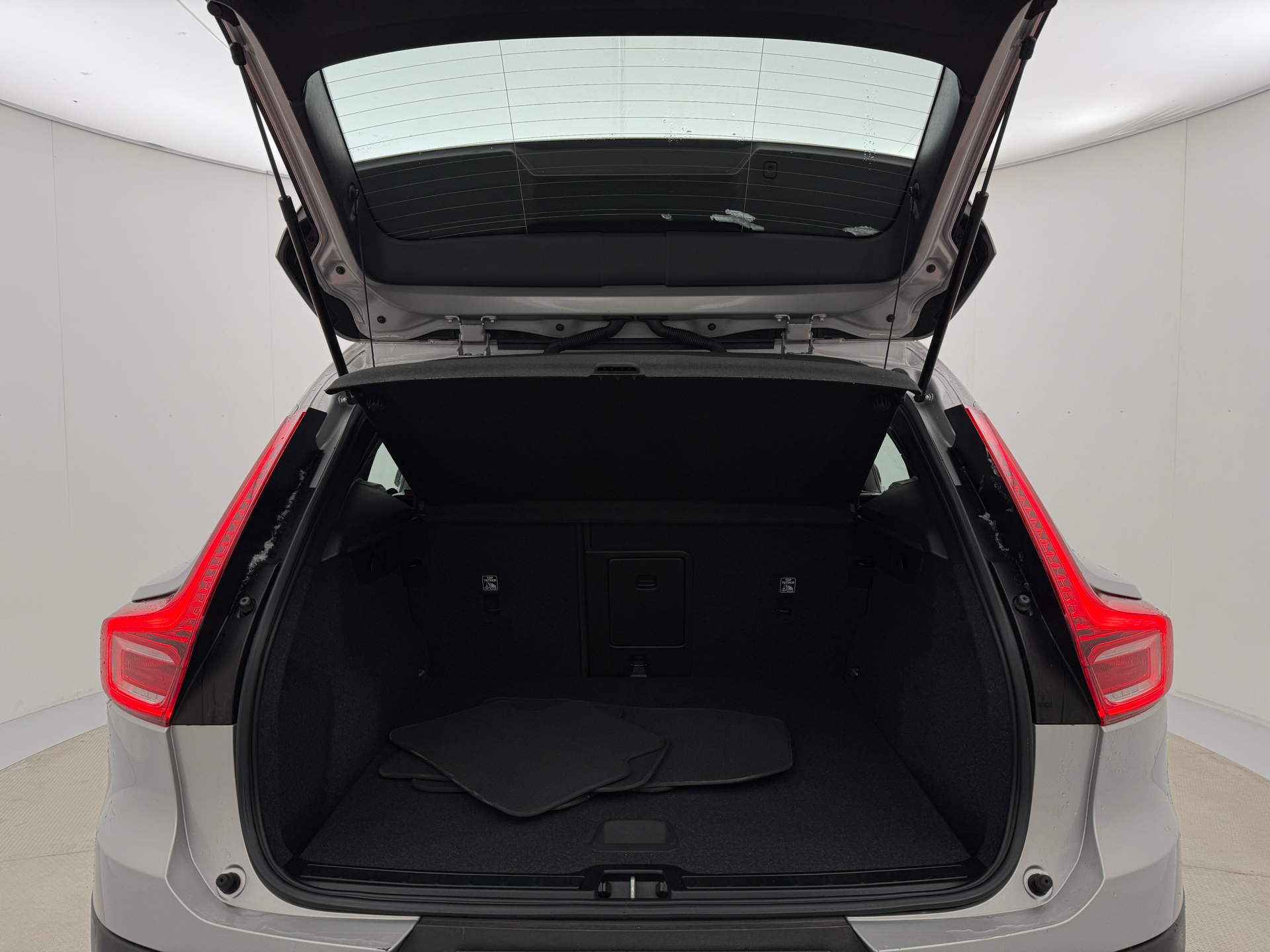 Sølv Volvo XC40 fra 2022