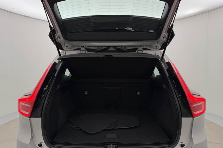 Sølv Volvo XC40 fra 2022