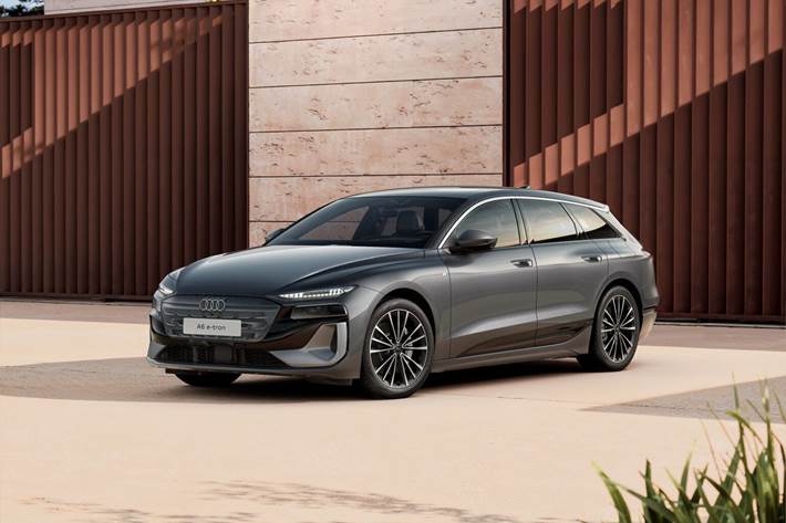 Grå Audi A6 fra 2025 set udefra