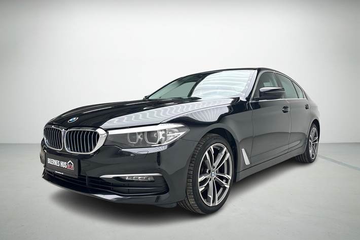 Sort BMW 520d fra 2020 set udefra