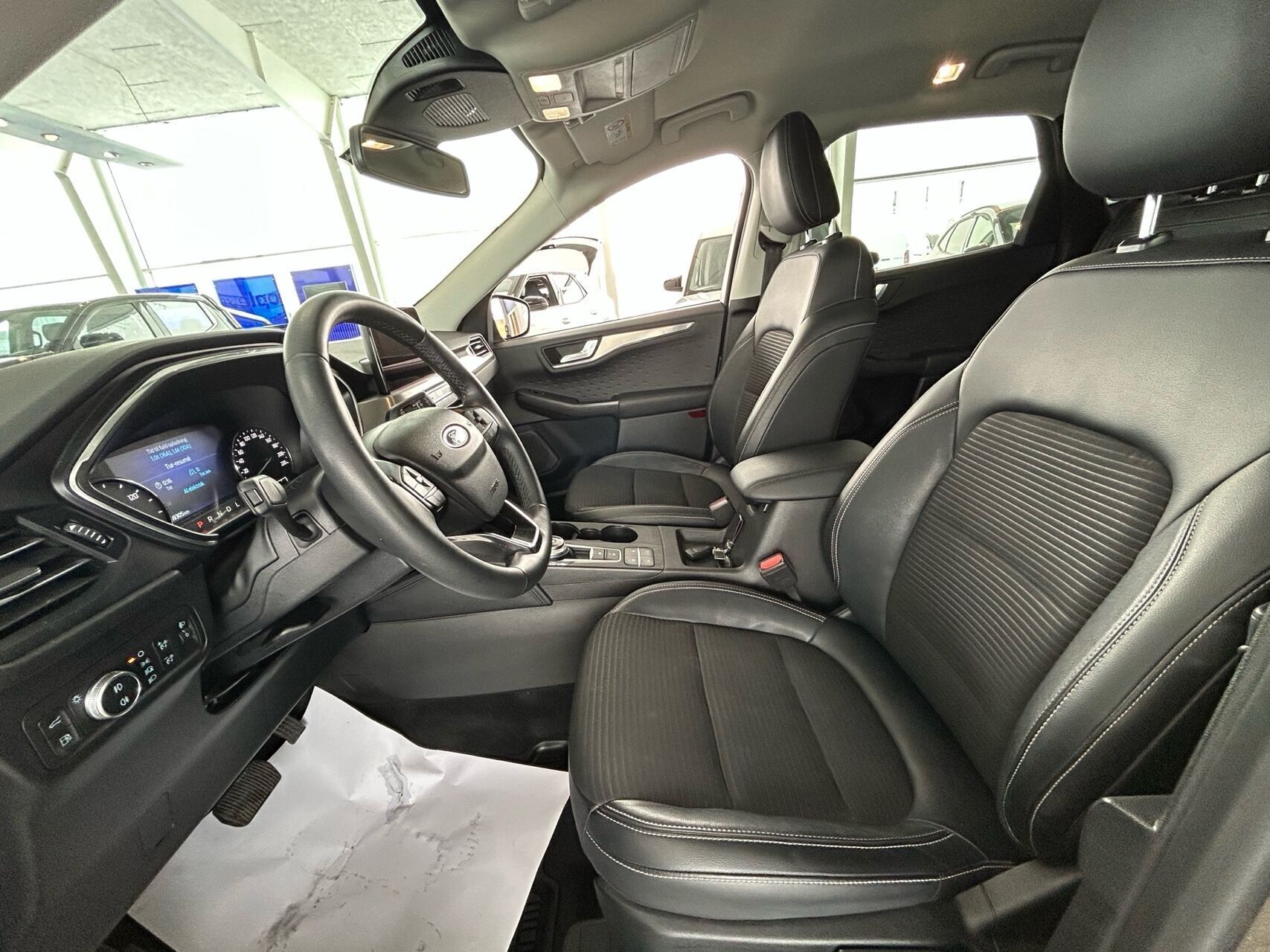 Grå Ford Kuga fra 2020