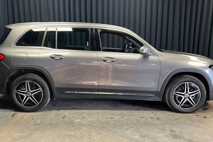 Grå Mercedes EQB 250+ fra 2025
