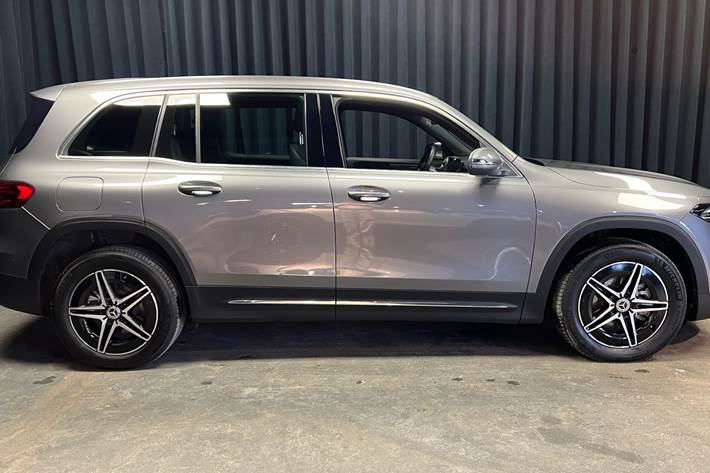 Grå Mercedes EQB 250+ fra 2025