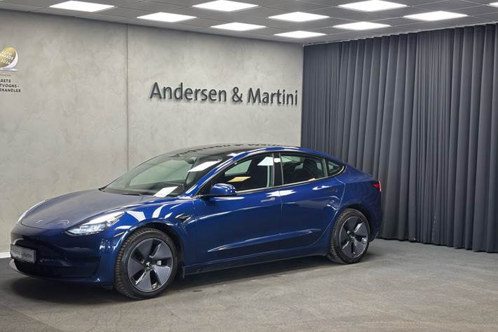 Blå Tesla Model 3 fra 2022