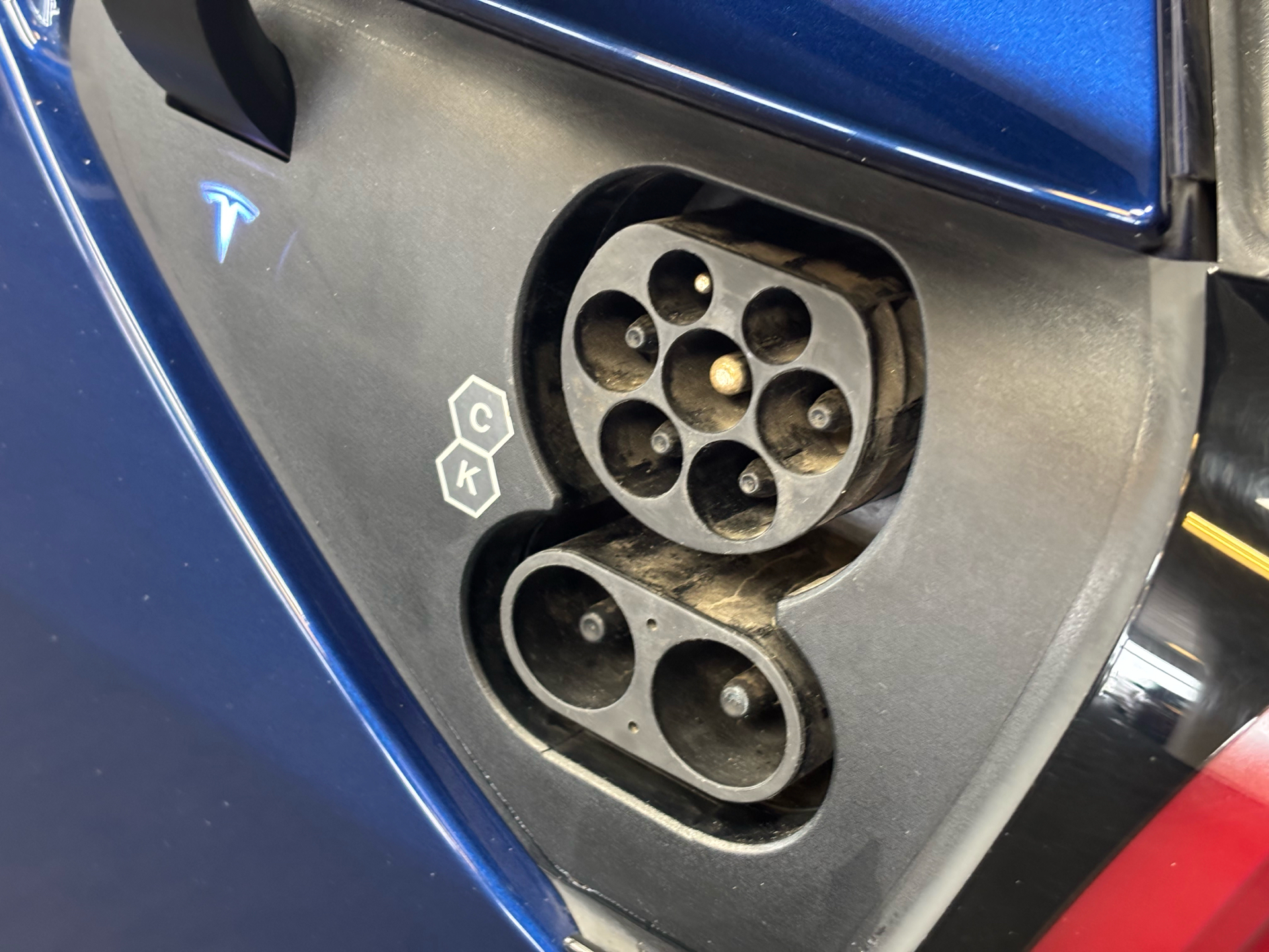 Blå Tesla Model 3 fra 2022