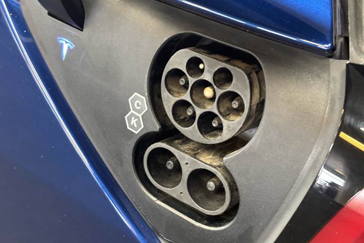 Blå Tesla Model 3 fra 2022