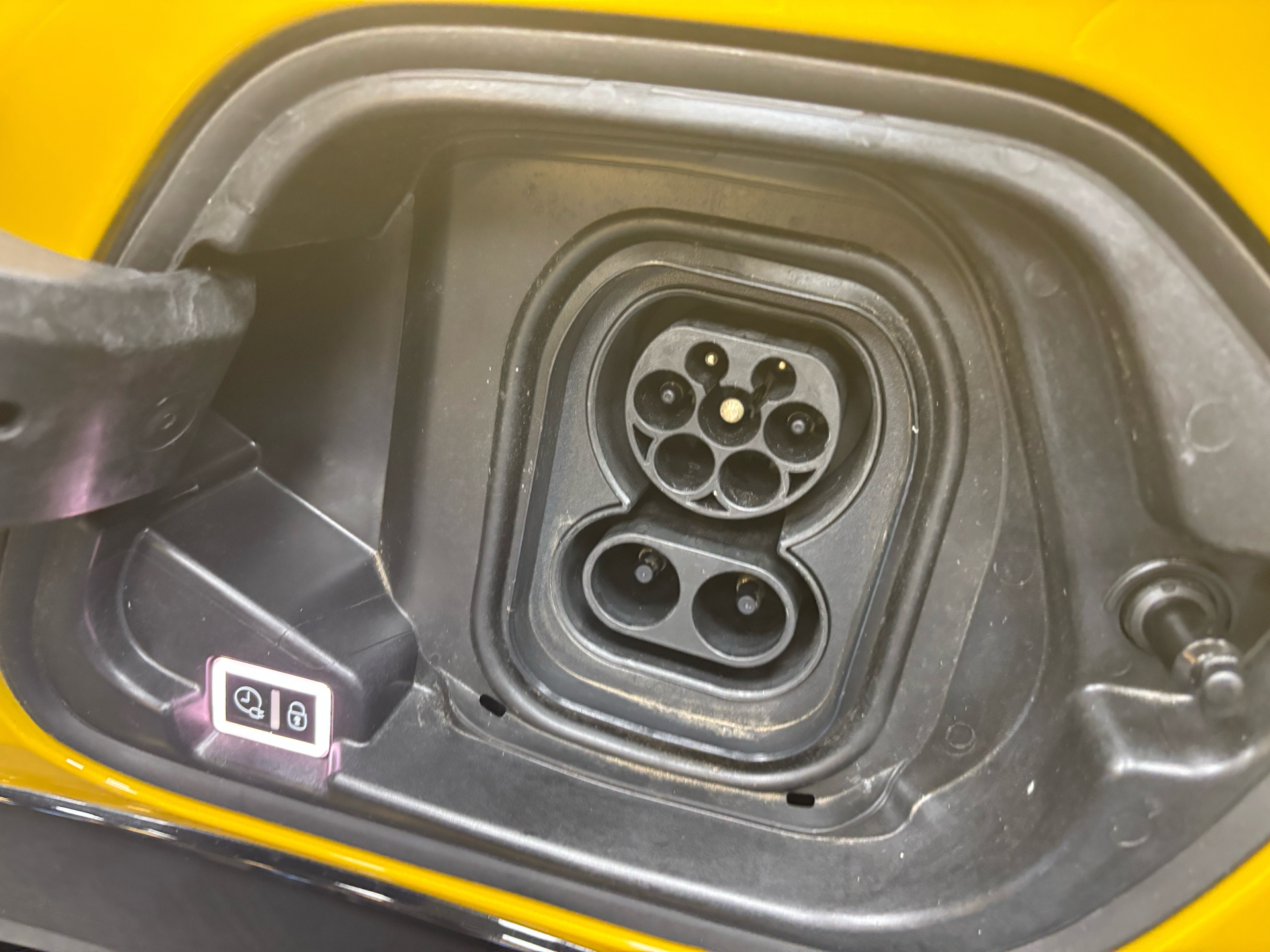 Gul Peugeot e-208 fra 2023