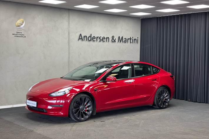 Rød Tesla Model 3 fra 2022 set udefra