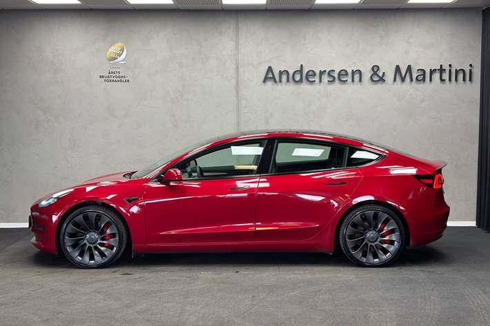 Rød Tesla Model 3 fra 2022