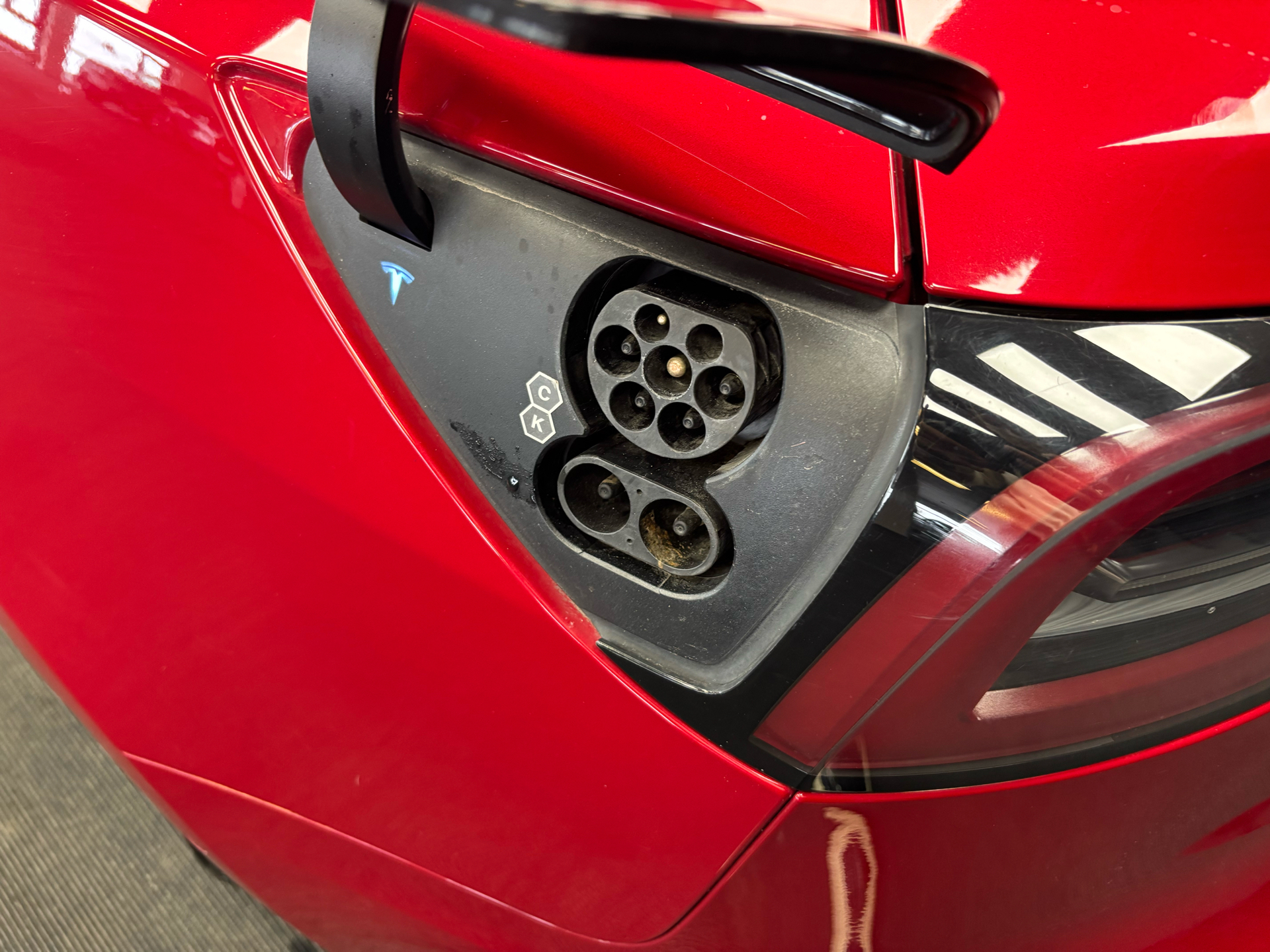 Rød Tesla Model 3 fra 2022