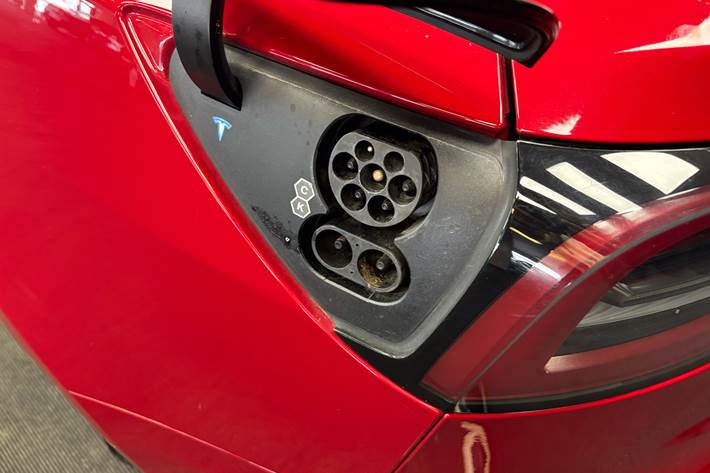 Rød Tesla Model 3 fra 2022