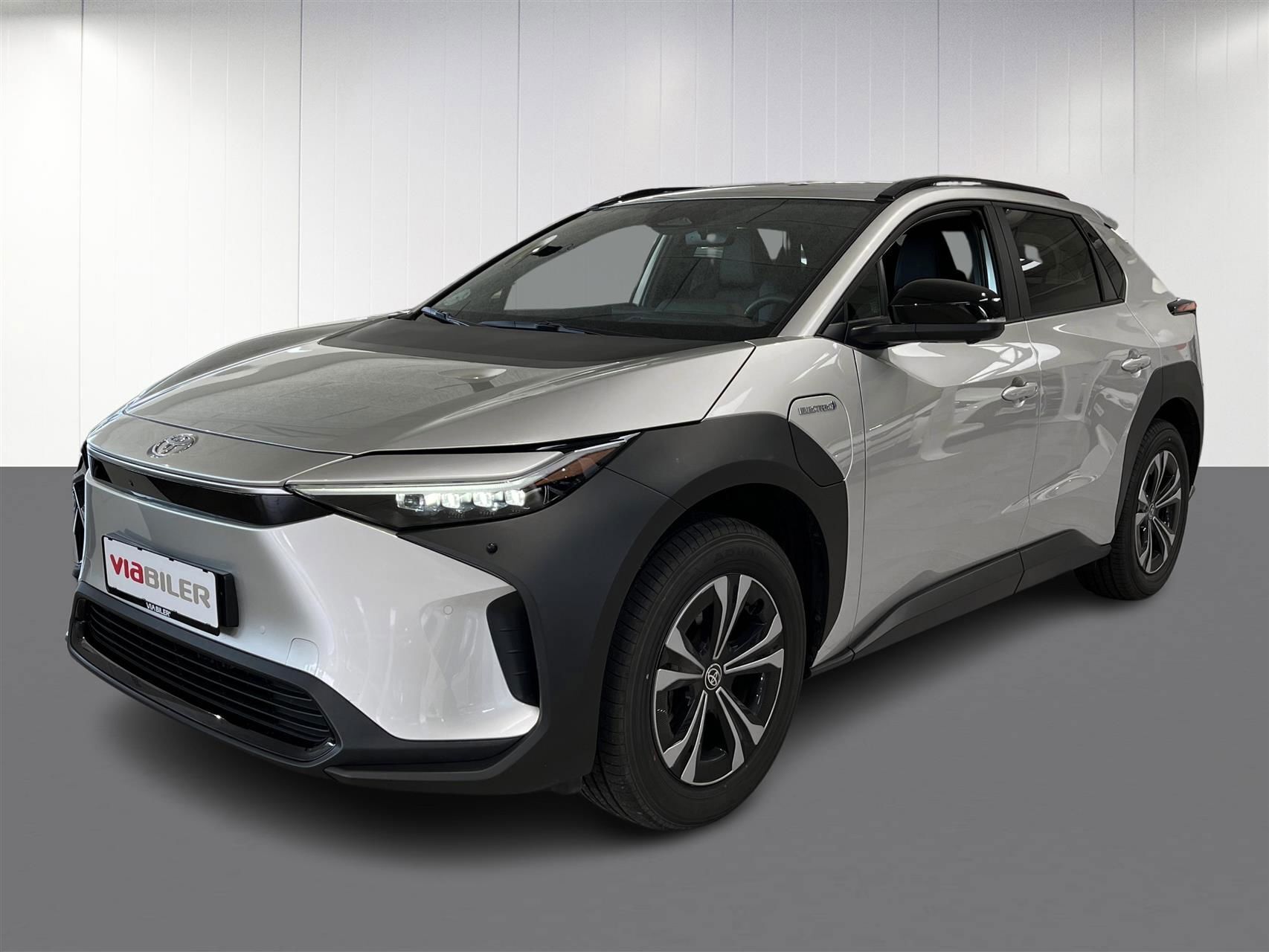 Sølv Toyota BZ4X fra 2023