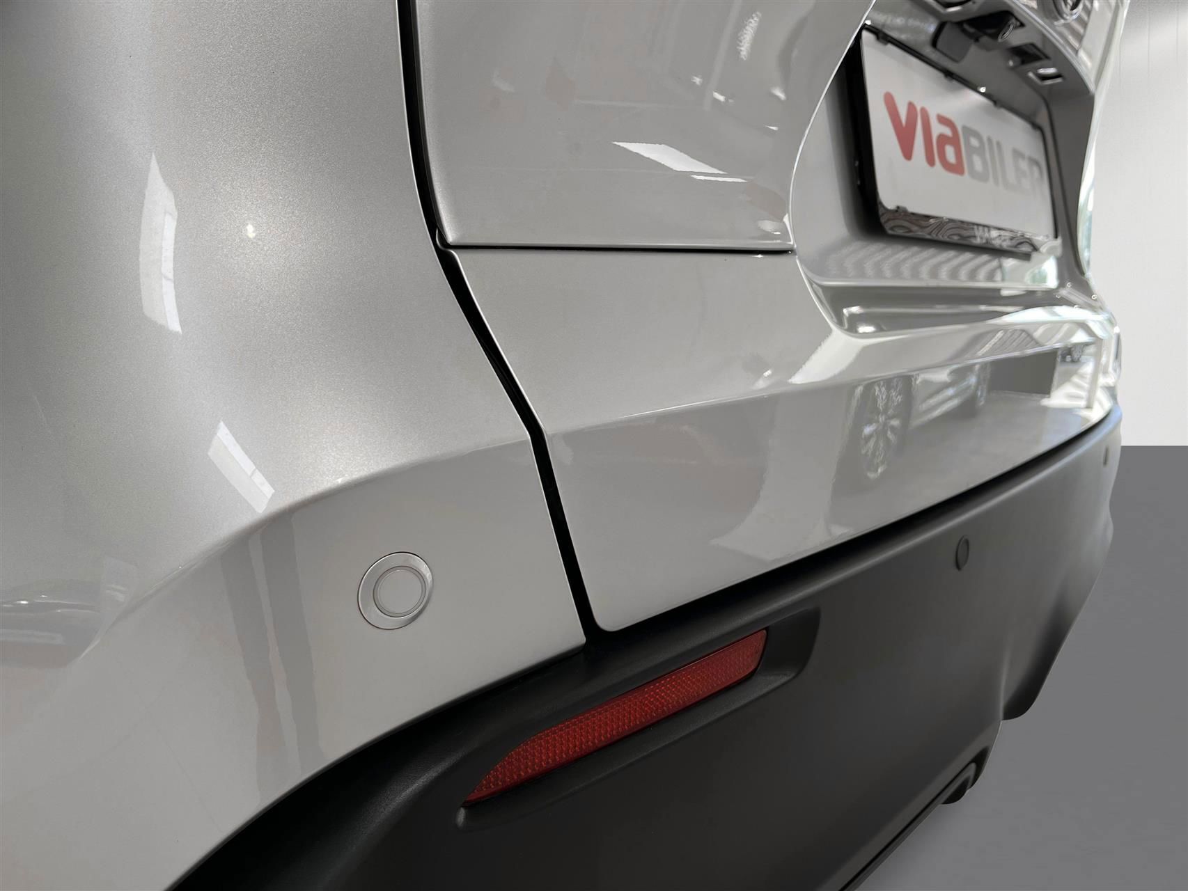 Sølv Toyota BZ4X fra 2023