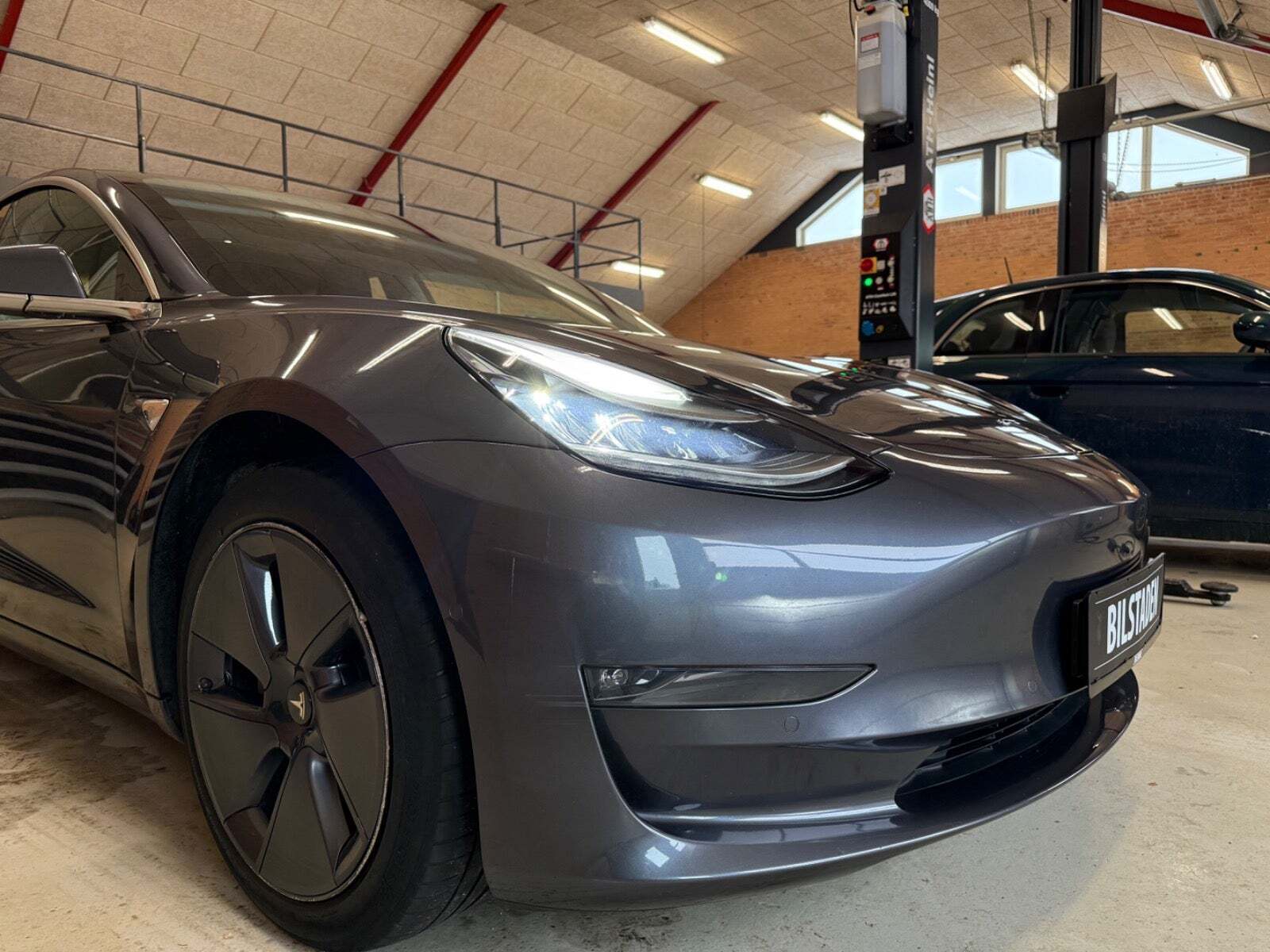 Grå Tesla Model 3 fra 2019