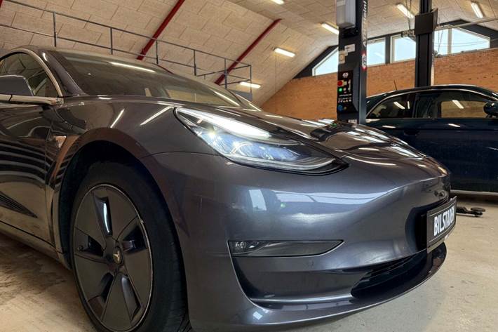 Grå Tesla Model 3 fra 2019