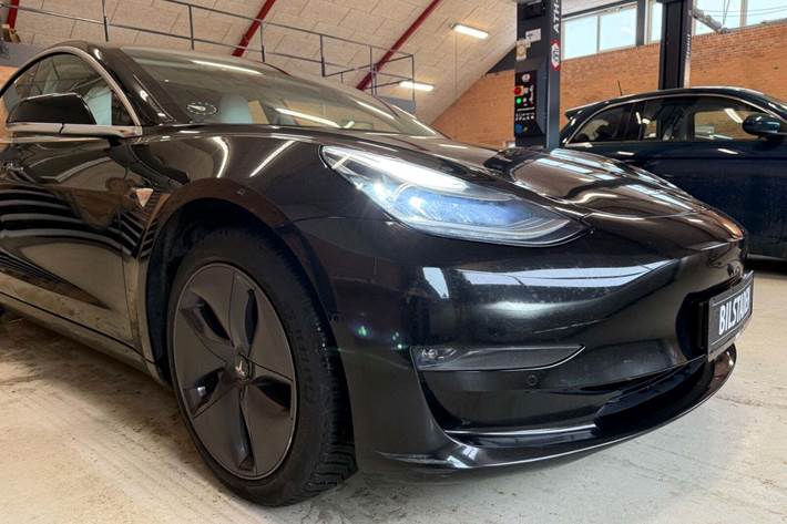 Sort Tesla Model 3 fra 2019