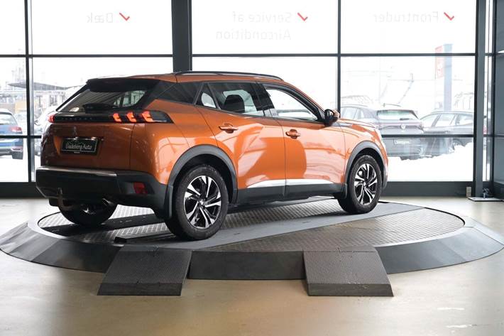 Orange Peugeot 2008 fra 2020