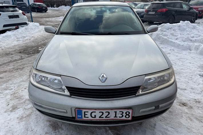 Grå Renault Laguna II fra 2002 set udefra