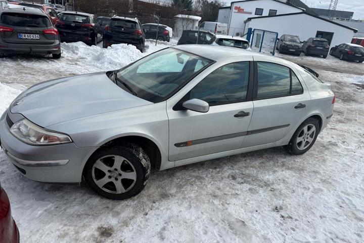 Grå Renault Laguna II fra 2002 set udefra