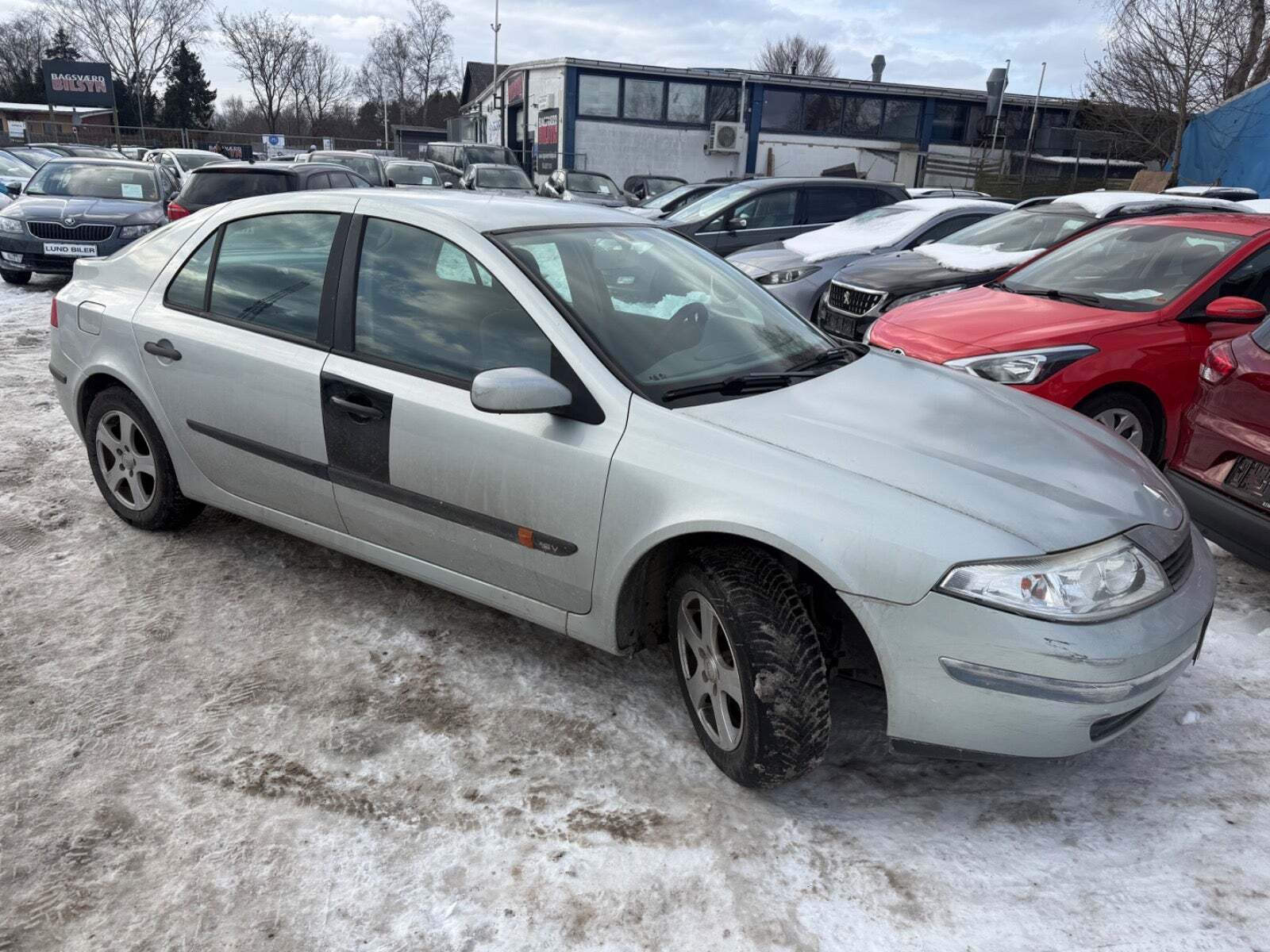 Grå Renault Laguna II fra 2002 set udefra