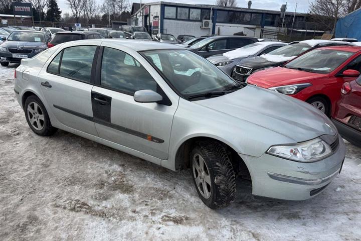 Grå Renault Laguna II fra 2002 set udefra