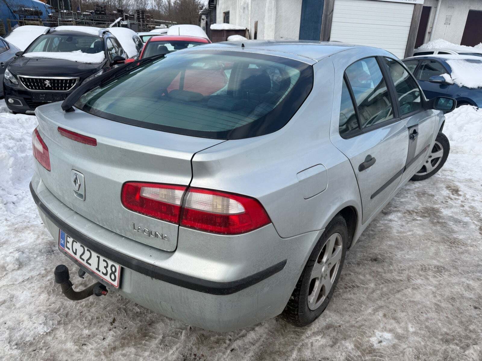 Grå Renault Laguna II fra 2002 set udefra