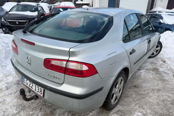 Grå Renault Laguna II fra 2002 set udefra