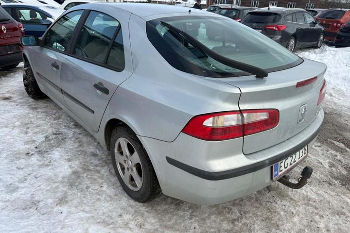 Grå Renault Laguna II fra 2002 set udefra