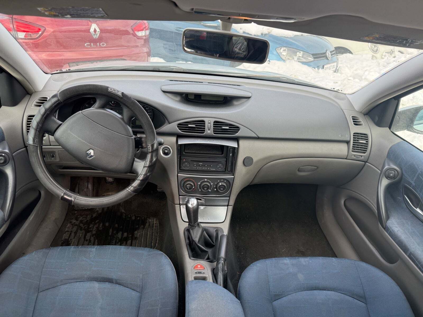 Grå Renault Laguna II fra 2002 set indefra