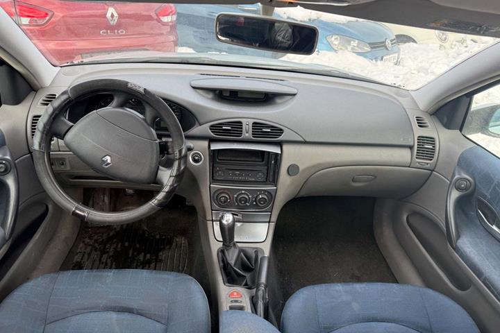 Grå Renault Laguna II fra 2002 set indefra