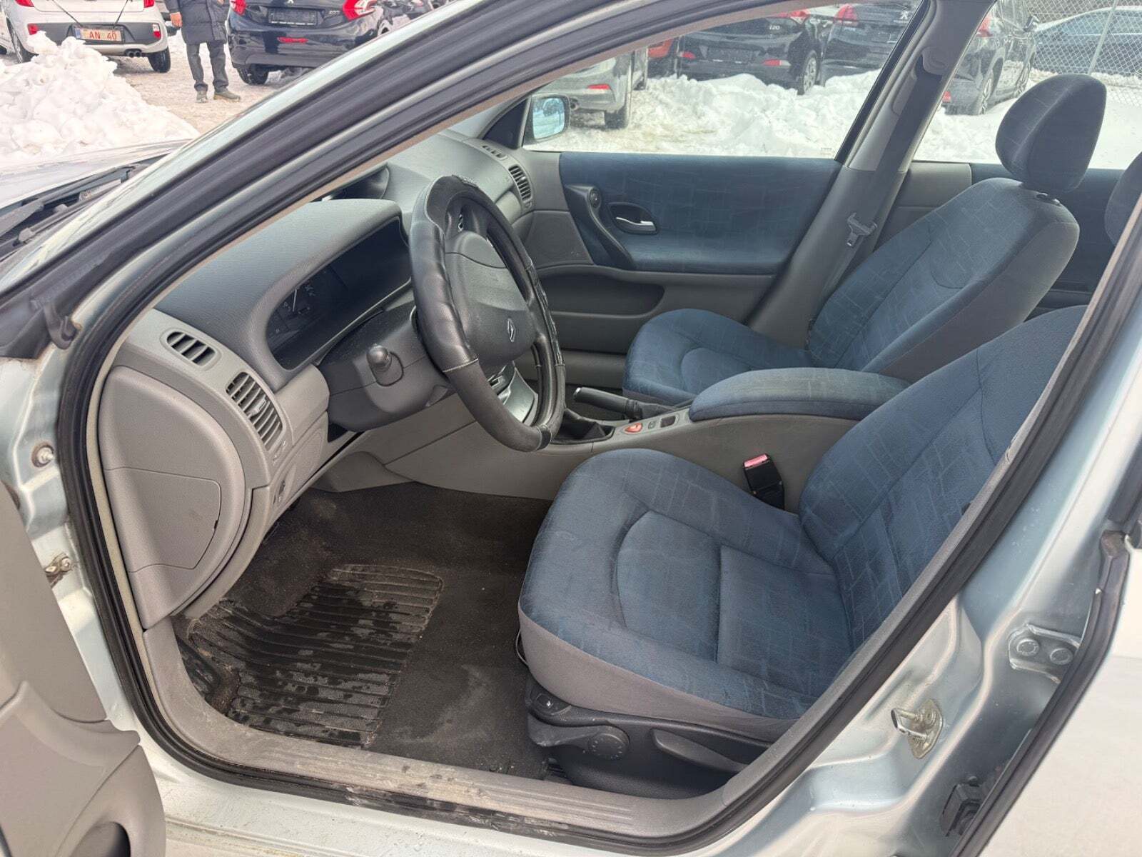Grå Renault Laguna II fra 2002 set indefra