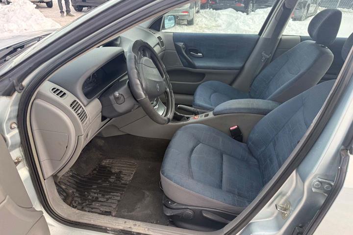 Grå Renault Laguna II fra 2002 set indefra