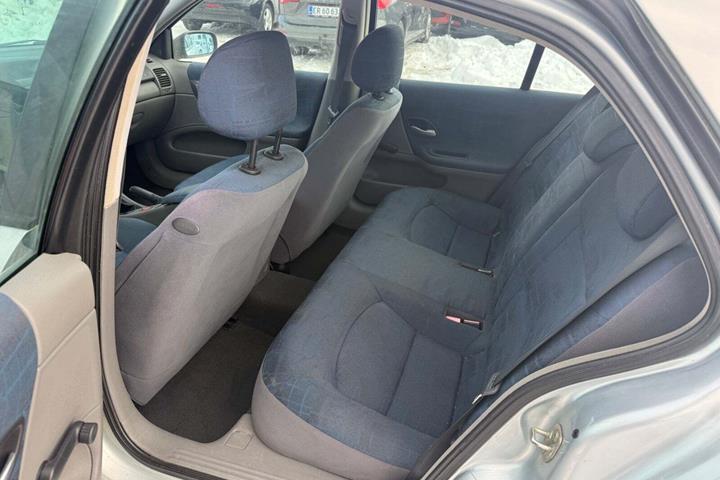 Grå Renault Laguna II fra 2002