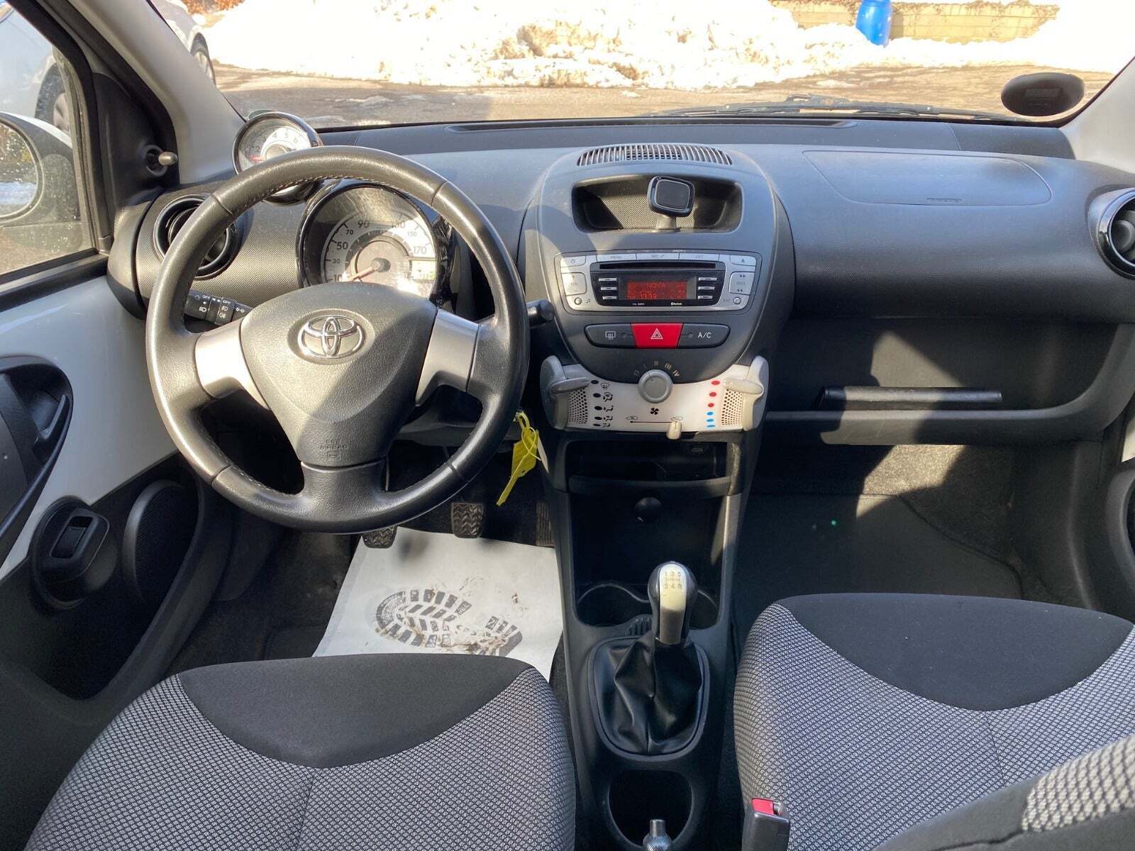 Hvid Toyota Aygo fra 2012