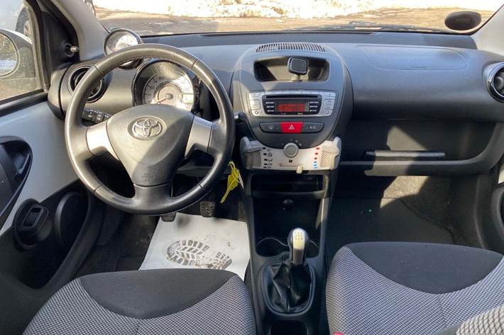 Hvid Toyota Aygo fra 2012